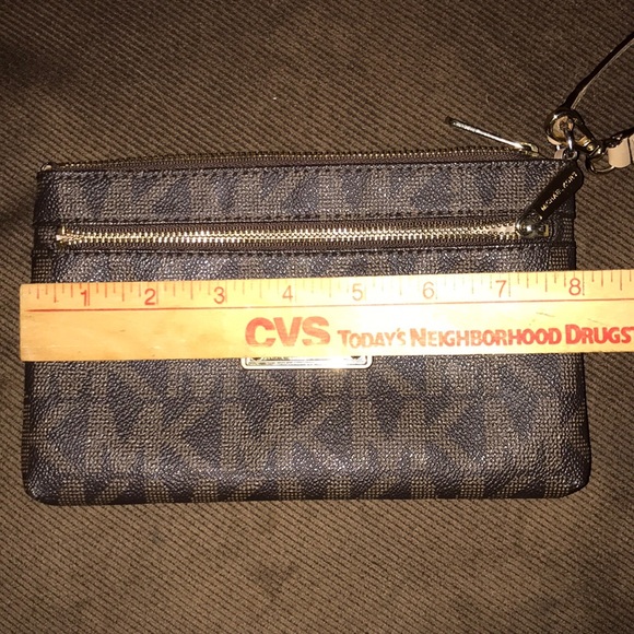 SOLD Michael Kors wrist wallet with strap - Picture 7 of 10